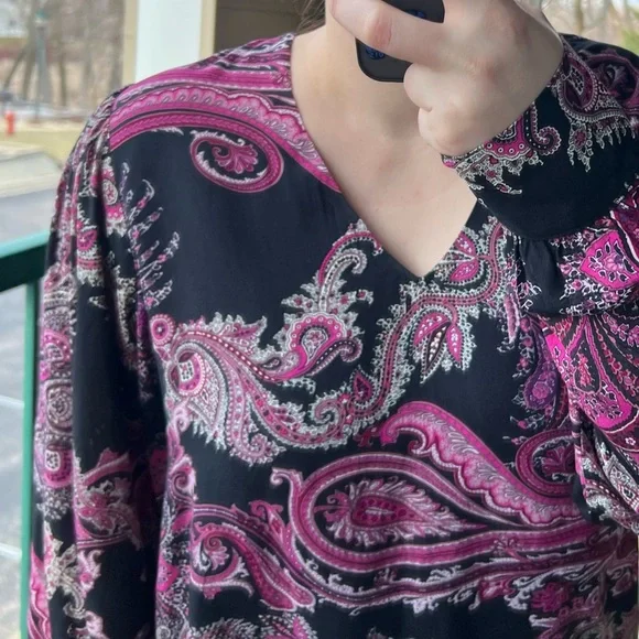 🆕 🇮🇹 Karen Kane Paisley Pink Black Blouse V-Neck Elastic Waist Pullover - Picture 7 of 9